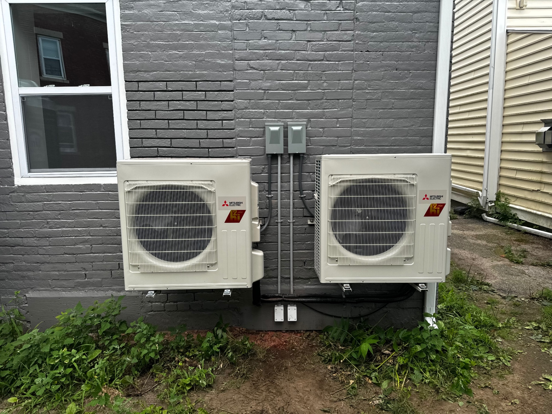 Electrical connections for exterior mini-split heat pump units